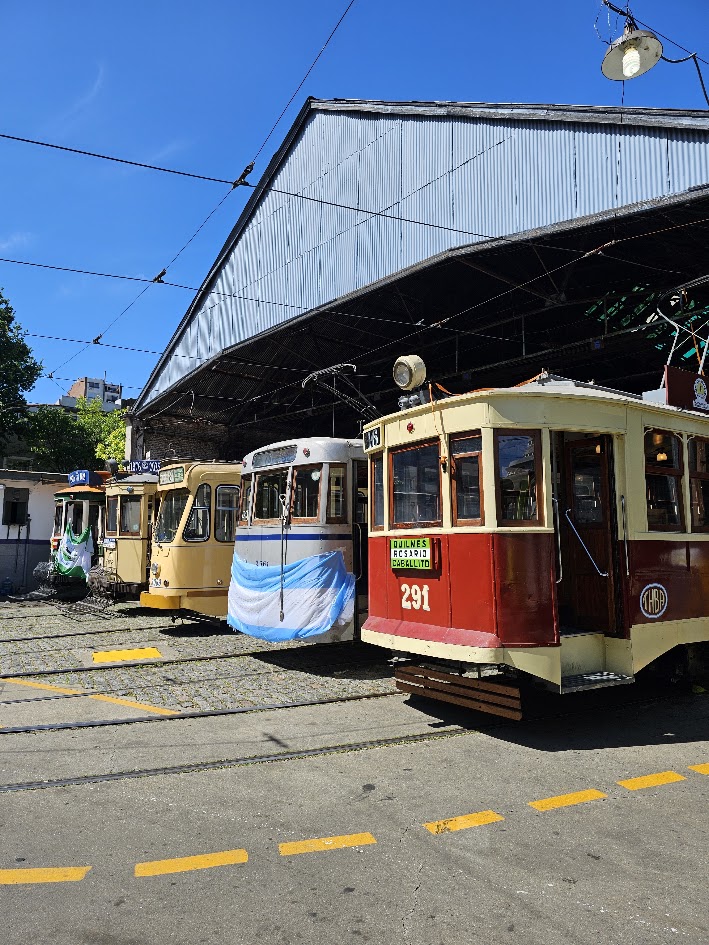 El tranvía histórico rodando por las calles de Caballito
